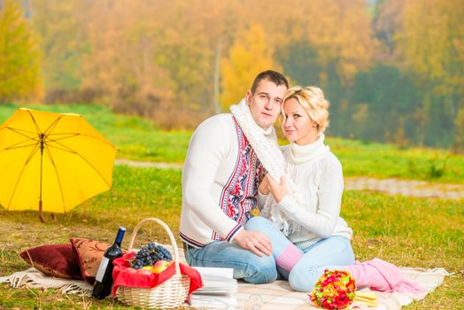 picnic young couple in a beautiful setting in the autumn park