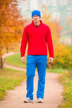 male athlete on training in autumn park