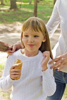 Photo of mother and daughter makes hairstyle