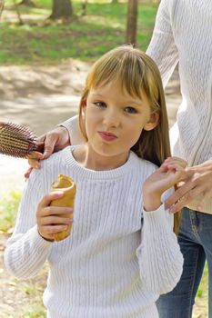 Photo of mother and daughter makes hairstyle