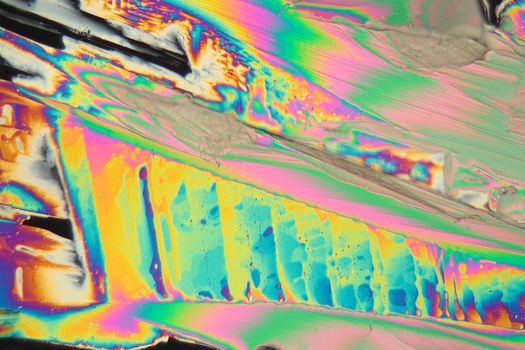 Lanthanum nitrate crystals under a microscope with a magnification of 100x and in polarized light.