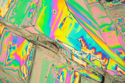 Lanthanum nitrate crystals under a microscope with a magnification of 100x and in polarized light.