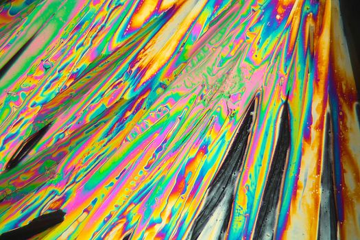 Lanthanum nitrate crystals under a microscope with a magnification of 100x and in polarized light.