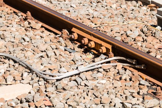 Electrical power connections between the train tracks