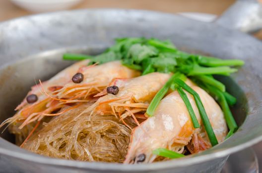 close up shrimp , baked with vermicelli , vegetable and pepper sauce