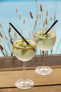 hugo prosecco elderflower soda ice summer drink outdoor aperitif