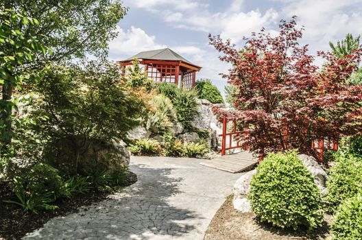 The park is like a botanical garden and there are many plants 