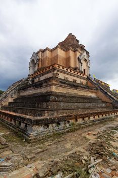 chedi luang temple in chiang mai