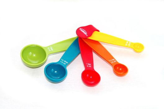 Multi-colored set of measuring spoons for cooking