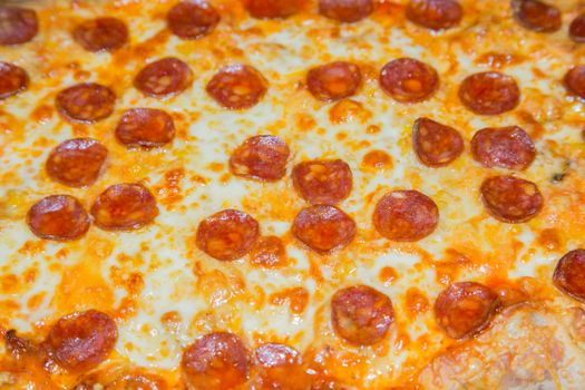 Close up picture of a pepperoni pizza