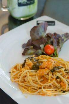 close up pasta with tomato sauce , shrimp and vegetable