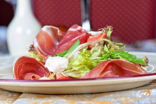 Green salad with cheese and bacon