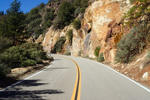 The sun shines on a early winter drive into King's Canyon