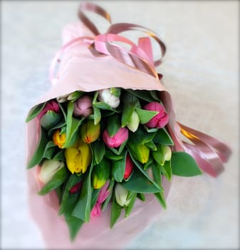 Tulip bouquet gift wrapped