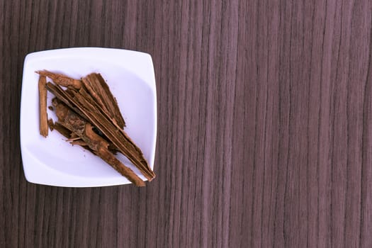 Many cinnamon sticks in a small bowl