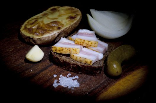 Sandwich with salted lard, served with onion, cucumber and garlic