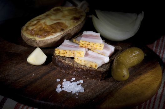 Sandwich with salted lard, served with onion, cucumber and garlic