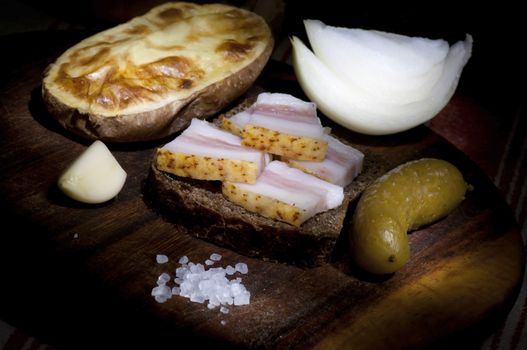 Sandwich with salted lard, served with onion, cucumber and garlic