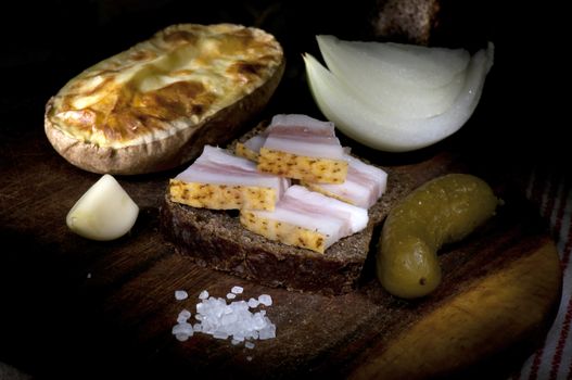 Sandwich with salted lard, served with onion, cucumber and garlic