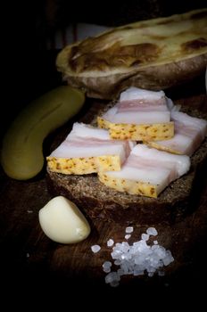 Sandwich with salted lard, served with onion, cucumber and garlic