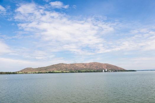 Mountain lake and sky. On a clear day, the sky was clear.