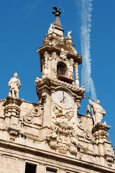 The Santos Juanes church is one of the oldest in Valencia. It is also known as the church of San Juan del Mercado (Saint John of the Market). It was built in the 14th century and its original architecture is gothic in style.