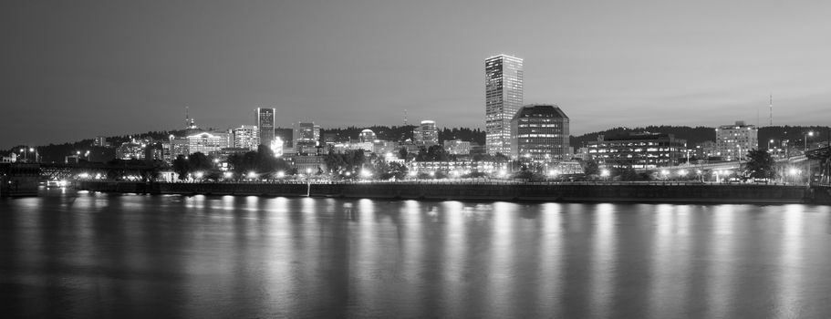 The river slowlymeanders in front of Portland Skyline