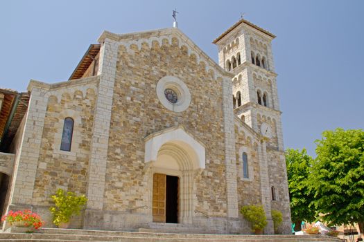 Photo shows an old catedral with blue sky.