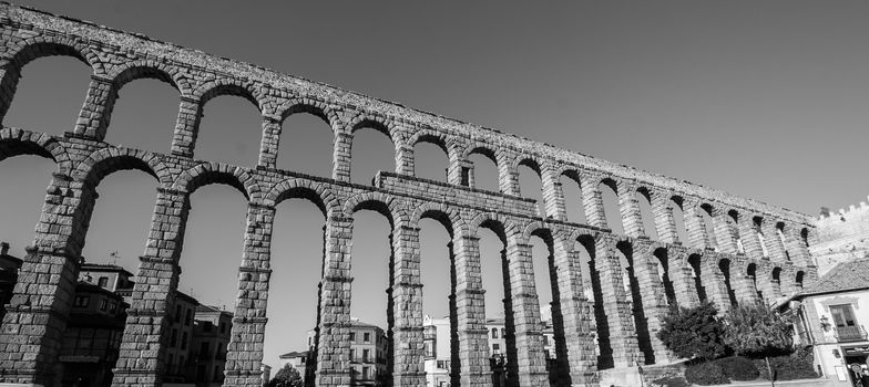 the Segovia Aqueduct in black and white.