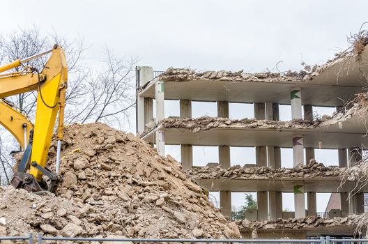 Demolition, demolition of a car parking garage in Velbert on East Street.