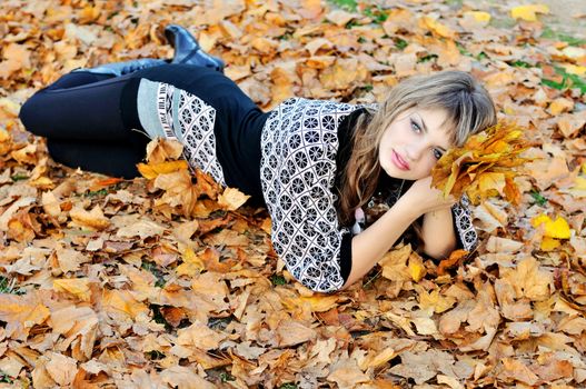beautiful elegand girl resting in the autumn park