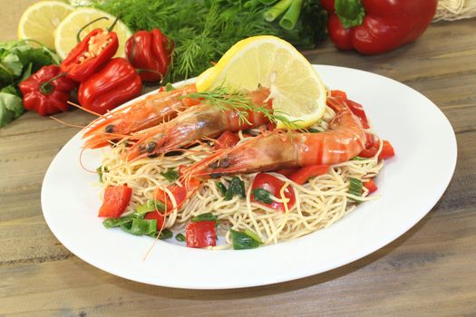 Prawns with Mie noodles with vegetables and lemon