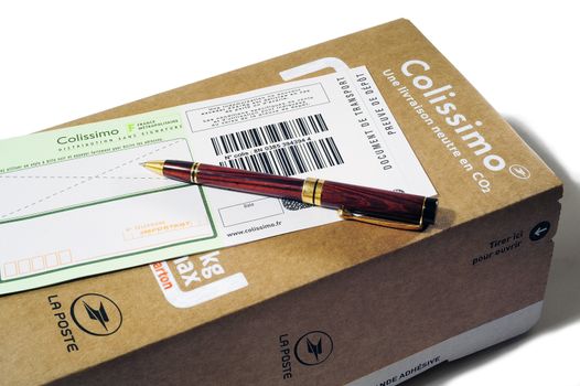 Mailing carton sold by the French Post for sending in France and followed by bar code with an insurance in case of loss.