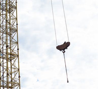 Mast and hook of the tower crane.