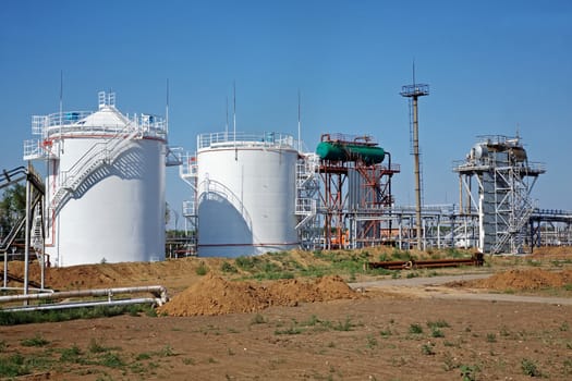 Oil industry. Tank oil storage at the refinery