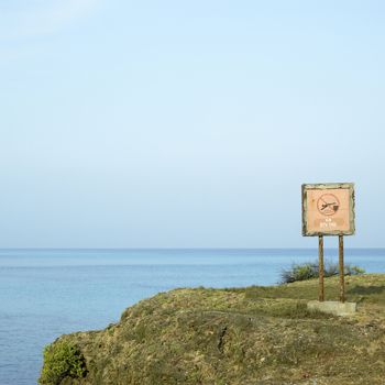 No diving sign on the edge of a cliff