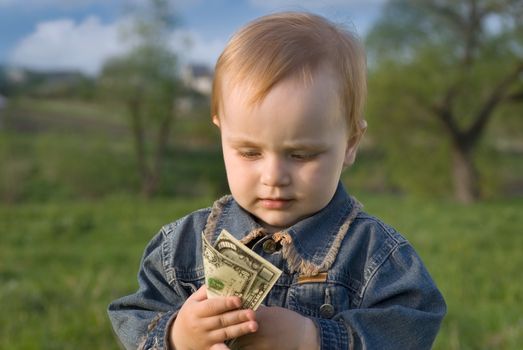 The child studies to count money.