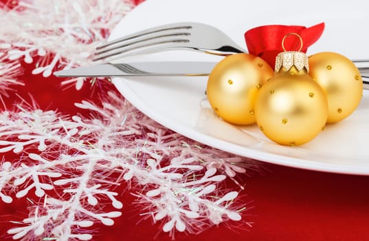 Christmas table setting with gold baubles 