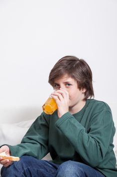 Boy drinking a oranje juice
