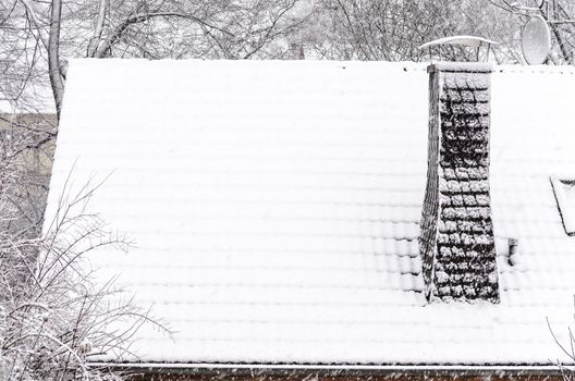 Roof snowed in new snow in the morning.