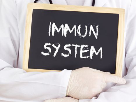 Doctor shows information: immune system in german