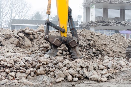 Excavators, crushers is a cultivation tool for an excavator.
To comminute of concrete. The force is generated by hydraulic pressure.