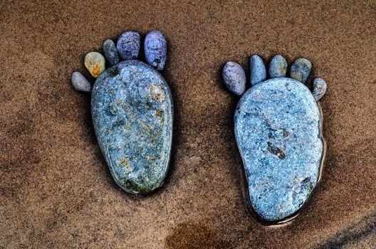 Footprints of pebbles on the sea boulder