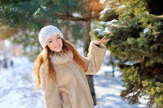 pretty girl on the street near the Christmas tree in winter.