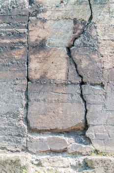 Damage to a reinforced concrete wall caused by frost.