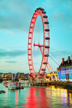 LONDON - APRIL 5: The London Eye Ferris wheel in the evening on April 5, 2015 in London, UK. The entire structure is 135 metres tall and the wheel has a diameter of 120 metres.
