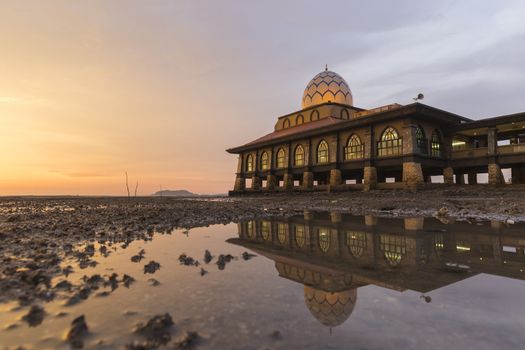 Masjid Al-Hussain is Kuala Perlis’ well-known icon. Built next to the Kuala Perlis Jetty, the mosque’s structure extends over the Straits of Malacca, earning it the nickname ‘Floating Mosque’. A 50-metre bridge connects to the main prayer hall above the water.