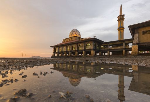 Masjid Al-Hussain is Kuala Perlis’ well-known icon. Built next to the Kuala Perlis Jetty, the mosque’s structure extends over the Straits of Malacca, earning it the nickname ‘Floating Mosque’. A 50-metre bridge connects to the main prayer hall above the water.