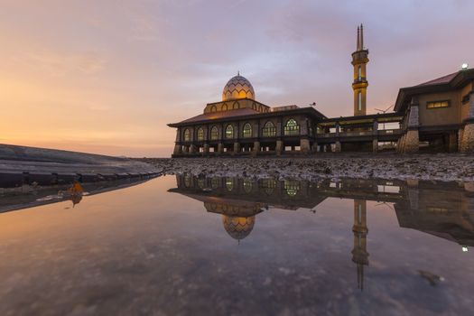 Masjid Al-Hussain is Kuala Perlis’ well-known icon. Built next to the Kuala Perlis Jetty, the mosque’s structure extends over the Straits of Malacca, earning it the nickname ‘Floating Mosque’. A 50-metre bridge connects to the main prayer hall above the water.