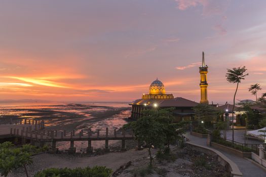 Masjid Al-Hussain is Kuala Perlis’ well-known icon. Built next to the Kuala Perlis Jetty, the mosque’s structure extends over the Straits of Malacca, earning it the nickname ‘Floating Mosque’. A 50-metre bridge connects to the main prayer hall above the water.